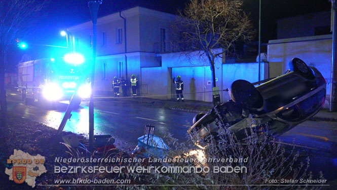 20231214 Fahrzeug-ueberschlag im Ortsgebiet von Pfaffstaetten  Foto: Stefan Schneider