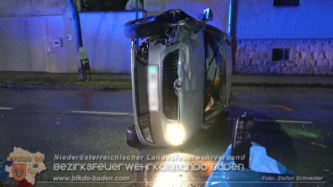 20231214 Fahrzeug-ueberschlag im Ortsgebiet von Pfaffstaetten  Foto: Stefan Schneider