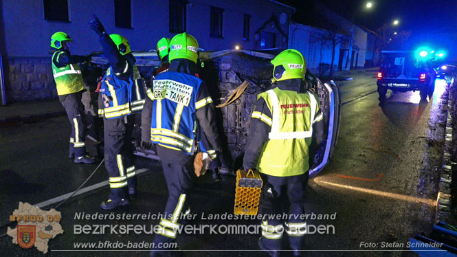 20231214 Fahrzeug-ueberschlag im Ortsgebiet von Pfaffstaetten  Foto: Stefan Schneider