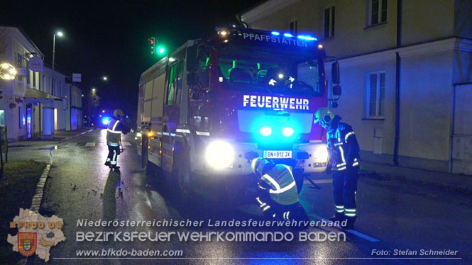 20231214 Fahrzeug-ueberschlag im Ortsgebiet von Pfaffstaetten  Foto: Stefan Schneider