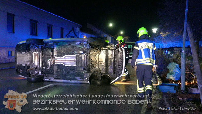 20231214 Fahrzeug-ueberschlag im Ortsgebiet von Pfaffstaetten  Foto: Stefan Schneider