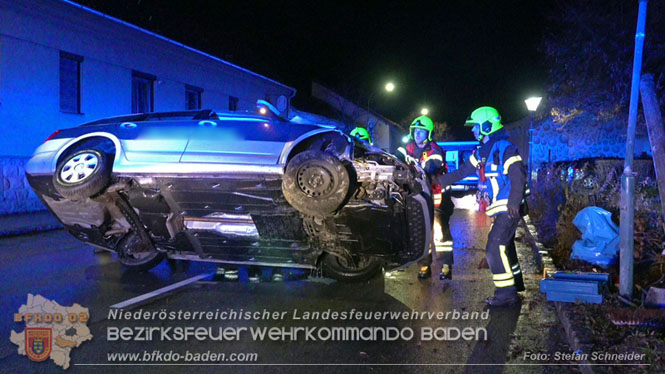 20231214 Fahrzeug-ueberschlag im Ortsgebiet von Pfaffstaetten  Foto: Stefan Schneider