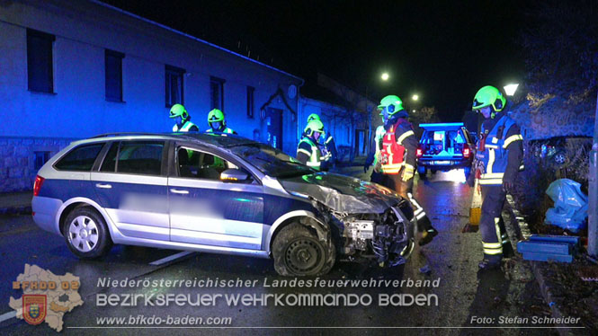 20231214 Fahrzeug-ueberschlag im Ortsgebiet von Pfaffstaetten  Foto: Stefan Schneider