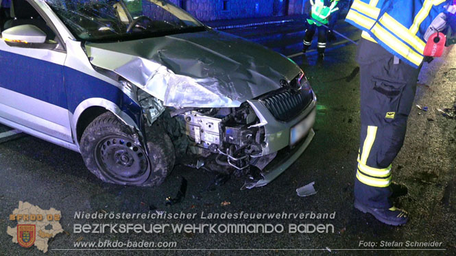 20231214 Fahrzeug-ueberschlag im Ortsgebiet von Pfaffstaetten  Foto: Stefan Schneider