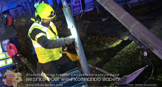 20231214 Fahrzeug-ueberschlag im Ortsgebiet von Pfaffstaetten  Foto: Stefan Schneider