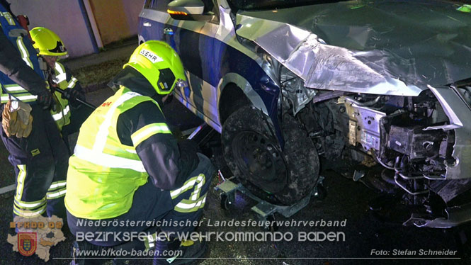 20231214 Fahrzeug-ueberschlag im Ortsgebiet von Pfaffstaetten  Foto: Stefan Schneider