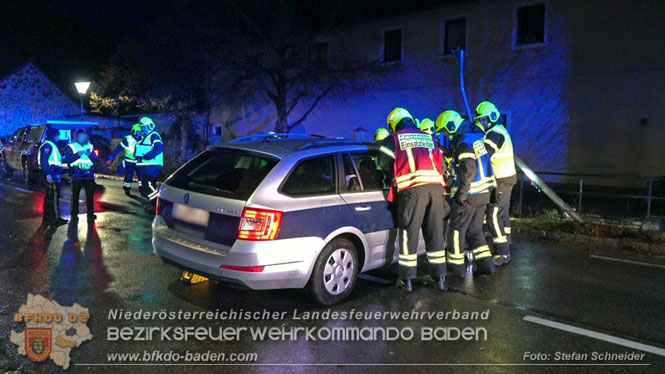 20231214 Fahrzeug-ueberschlag im Ortsgebiet von Pfaffstaetten  Foto: Stefan Schneider