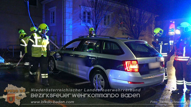 20231214 Fahrzeug-ueberschlag im Ortsgebiet von Pfaffstaetten  Foto: Stefan Schneider
