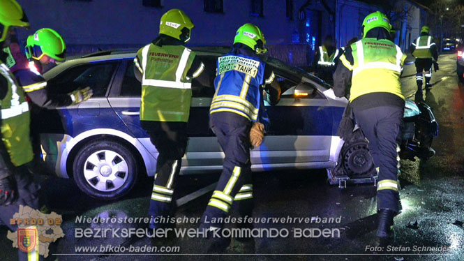 20231214 Fahrzeug-ueberschlag im Ortsgebiet von Pfaffstaetten  Foto: Stefan Schneider