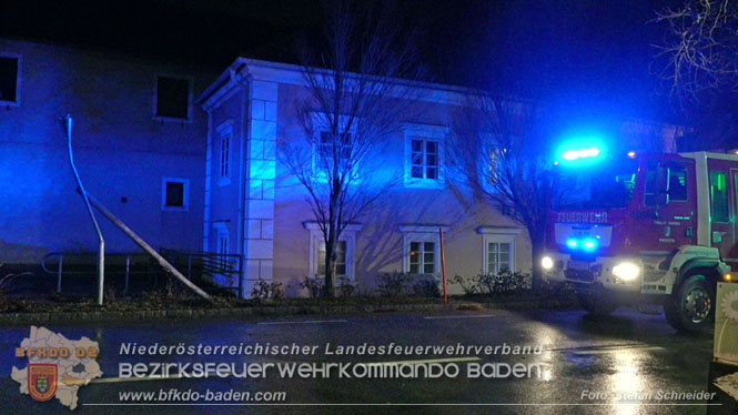 20231214 Fahrzeug-ueberschlag im Ortsgebiet von Pfaffstaetten  Foto: Stefan Schneider
