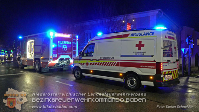 20231214 Fahrzeug-ueberschlag im Ortsgebiet von Pfaffstaetten  Foto: Stefan Schneider