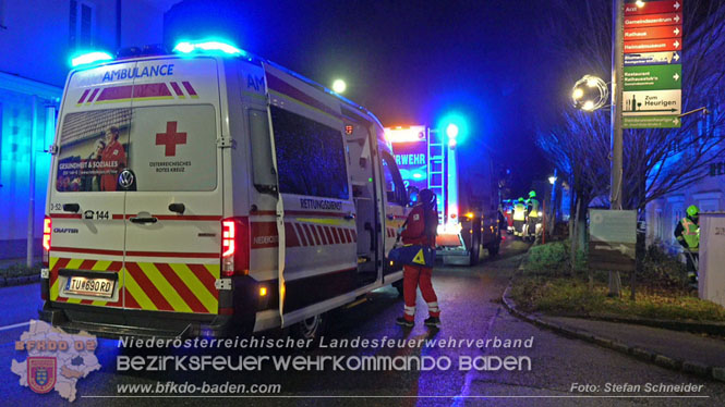 20231214 Fahrzeug-ueberschlag im Ortsgebiet von Pfaffstaetten  Foto: Stefan Schneider
