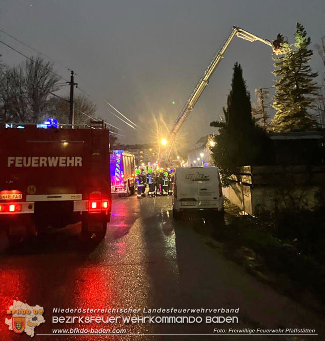 20231222 Baum drohte auf Gebäude zu stürzen  Foto: Freiwillige Feuerwehr Pfaffstätten
