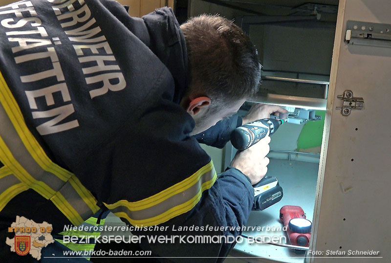 20240106_Feuerwehr rettet „Carlo" in Pfaffstaetten aus Kuechenzeile  Foto: Stefan Schneider BFKDO BADEN