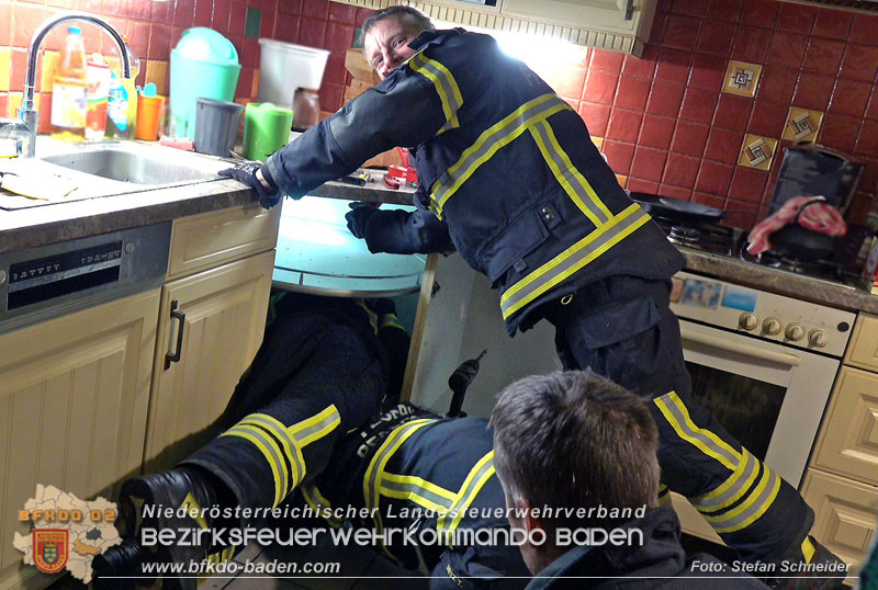 20240106_Feuerwehr rettet „Carlo" in Pfaffstaetten aus Kuechenzeile  Foto: Stefan Schneider BFKDO BADEN