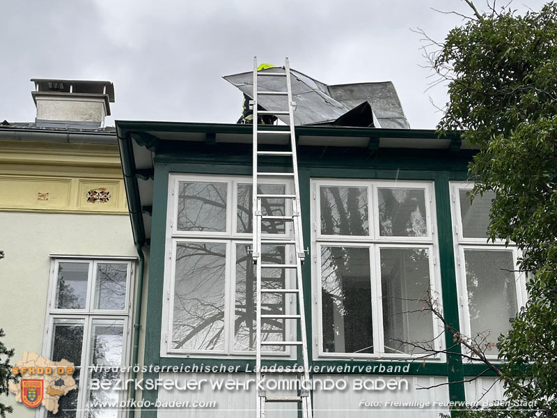 20240106_Gelöstes Blechdach bei Wohnhaus in Baden gesichert  Foto: Freiwillige Feuerwehr Baden-Stadt