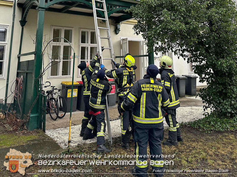 20240106_Gelöstes Blechdach bei Wohnhaus in Baden gesichert  Foto: Freiwillige Feuerwehr Baden-Stadt