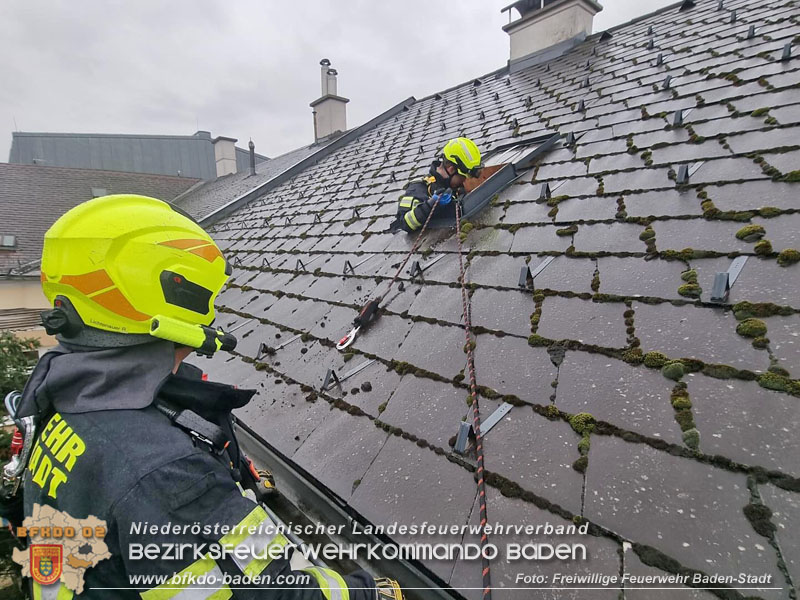 20240106_Gelöstes Blechdach bei Wohnhaus in Baden gesichert  Foto: Freiwillige Feuerwehr Baden-Stadt