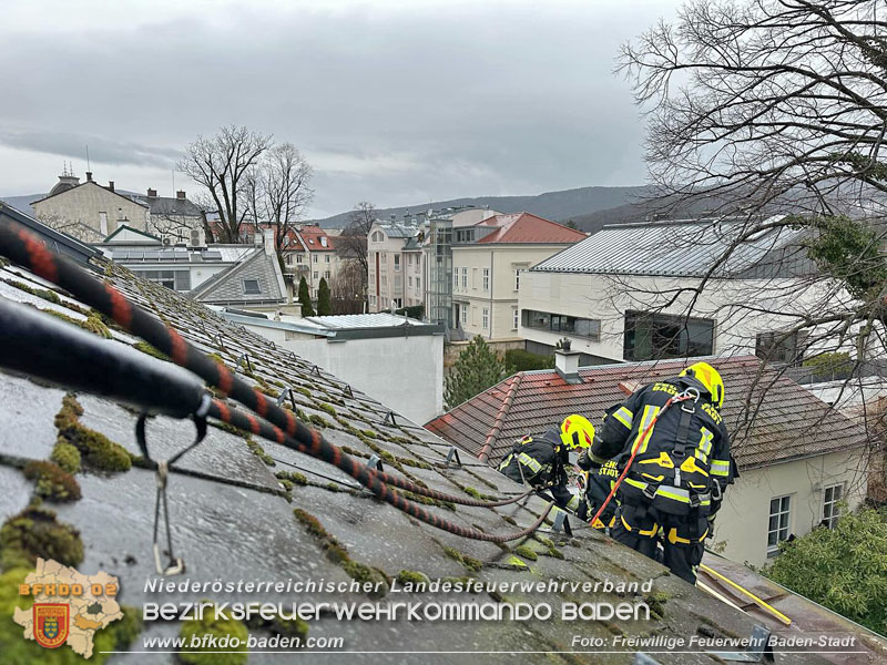 20240106_Gelöstes Blechdach bei Wohnhaus in Baden gesichert  Foto: Freiwillige Feuerwehr Baden-Stadt