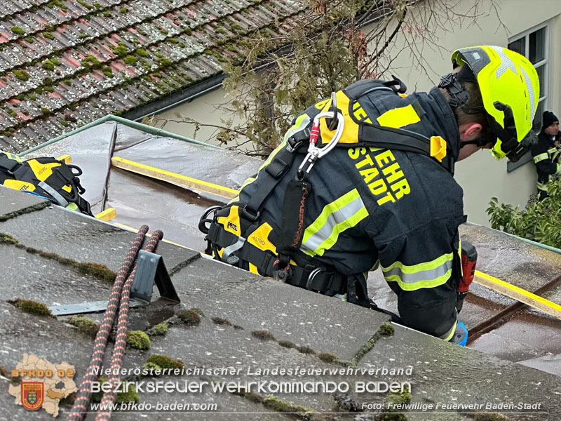 20240106_Gelöstes Blechdach bei Wohnhaus in Baden gesichert  Foto: Freiwillige Feuerwehr Baden-Stadt
