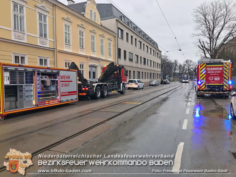 20240106_Gelöstes Blechdach bei Wohnhaus in Baden gesichert  Foto: Freiwillige Feuerwehr Baden-Stadt