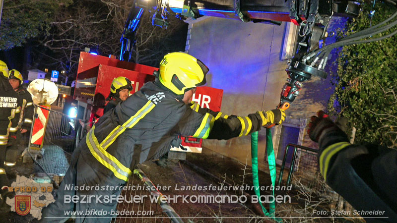 20240123 Sturmschaden - Baum stürzt auf Brückengeländer in Tribuswinkel  Foto: Stefan Schneider