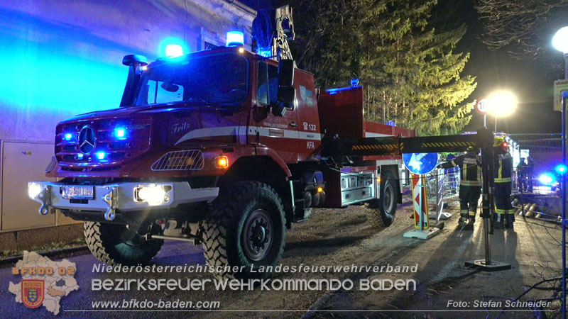 20240123 Sturmschaden - Baum stürzt auf Brückengeländer in Tribuswinkel  Foto: Stefan Schneider