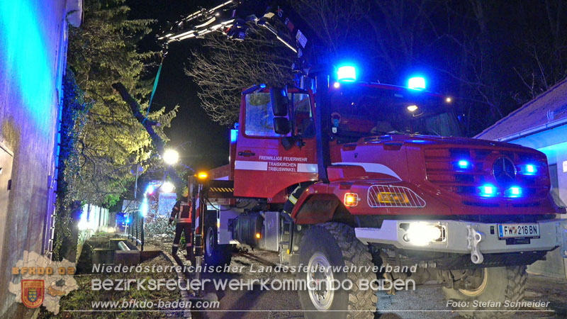 20240123 Sturmschaden - Baum stürzt auf Brückengeländer in Tribuswinkel  Foto: Stefan Schneider