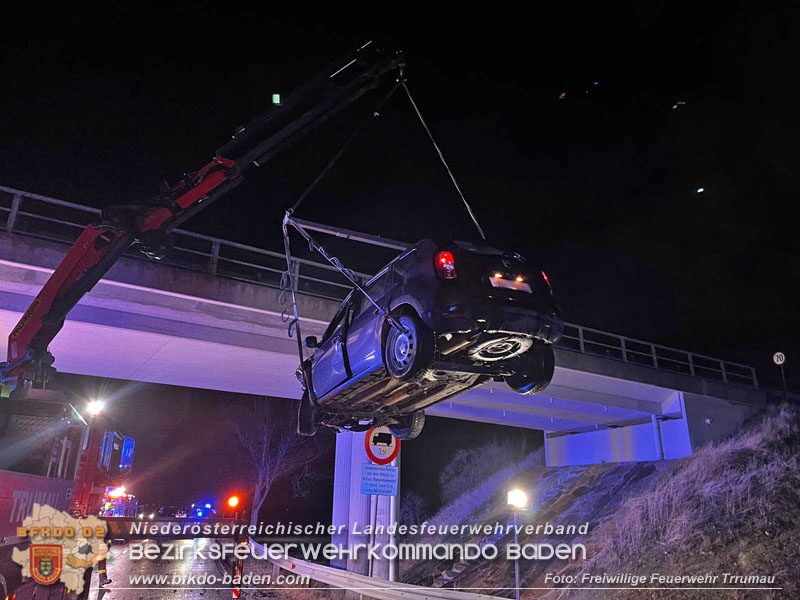 20240126 Schwerer Verkehrsunfall mit Fahrerflucht auf der B16 Foto: Freiwillige Feuerwehr Trumau 20240126 Schwerer Verkehrsunfall mit Fahrerflucht auf der B16 Foto: Freiwillige Feuerwehr Trumau