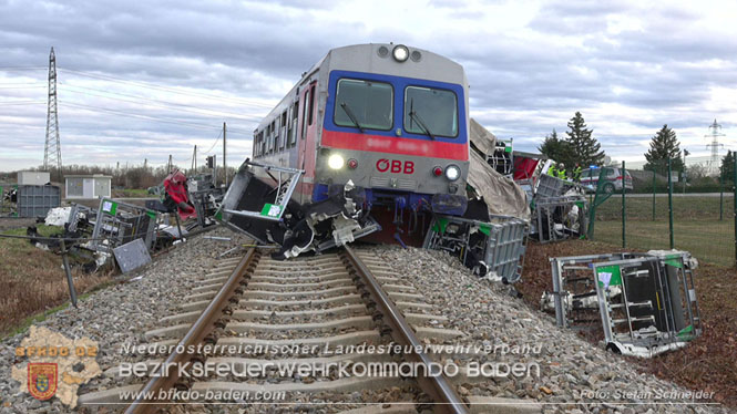 20240208 Sattelzug kollidiert mit Aspangbahn bei Traiskirchen Foto: Stefan Schneider BFKDO BADEN 20240208 Sattelzug kollidiert mit Aspangbahn bei Traiskirchen Foto: Stefan Schneider BFKDO BADEN