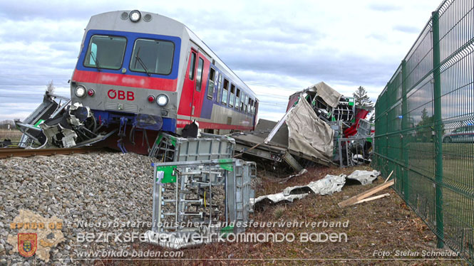 20240208 Sattelzug kollidiert mit Aspangbahn bei Traiskirchen Foto: Stefan Schneider BFKDO BADEN 20240208 Sattelzug kollidiert mit Aspangbahn bei Traiskirchen Foto: Stefan Schneider BFKDO BADEN