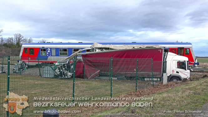 20240208 Sattelzug kollidiert mit Aspangbahn bei Traiskirchen Foto: Stefan Schneider BFKDO BADEN 20240208 Sattelzug kollidiert mit Aspangbahn bei Traiskirchen Foto: Stefan Schneider BFKDO BADEN