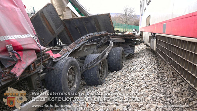 20240208 Sattelzug kollidiert mit Aspangbahn bei Traiskirchen Foto: Stefan Schneider BFKDO BADEN 20240208 Sattelzug kollidiert mit Aspangbahn bei Traiskirchen Foto: Stefan Schneider BFKDO BADEN