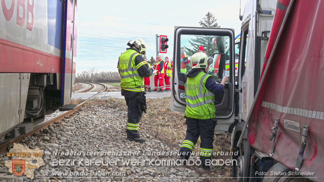 20240208 Sattelzug kollidiert mit Aspangbahn bei Traiskirchen Foto: Stefan Schneider BFKDO BADEN 20240208 Sattelzug kollidiert mit Aspangbahn bei Traiskirchen Foto: Stefan Schneider BFKDO BADEN