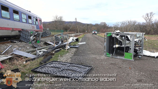20240208 Sattelzug kollidiert mit Aspangbahn bei Traiskirchen Foto: Stefan Schneider BFKDO BADEN 20240208 Sattelzug kollidiert mit Aspangbahn bei Traiskirchen Foto: Stefan Schneider BFKDO BADEN