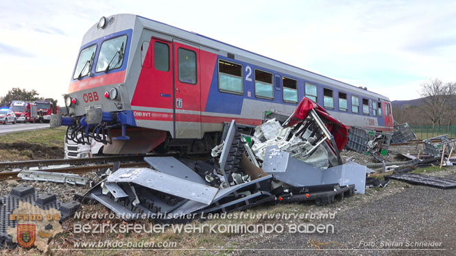 20240208 Sattelzug kollidiert mit Aspangbahn bei Traiskirchen Foto: Stefan Schneider BFKDO BADEN 20240208 Sattelzug kollidiert mit Aspangbahn bei Traiskirchen Foto: Stefan Schneider BFKDO BADEN