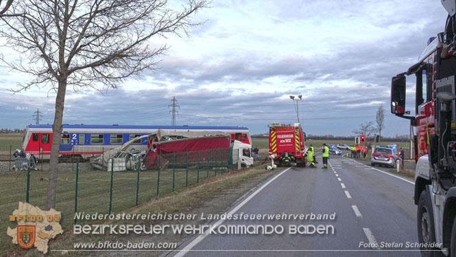 20240208 Sattelzug kollidiert mit Aspangbahn bei Traiskirchen Foto: Stefan Schneider BFKDO BADEN 20240208 Sattelzug kollidiert mit Aspangbahn bei Traiskirchen Foto: Stefan Schneider BFKDO BADEN