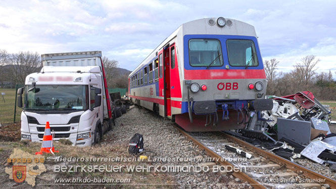 20240208 Sattelzug kollidiert mit Aspangbahn bei Traiskirchen Foto: Stefan Schneider BFKDO BADEN 20240208 Sattelzug kollidiert mit Aspangbahn bei Traiskirchen Foto: Stefan Schneider BFKDO BADEN