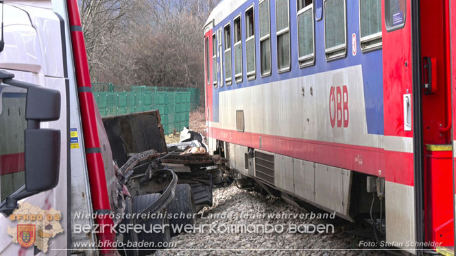 20240208 Sattelzug kollidiert mit Aspangbahn bei Traiskirchen Foto: Stefan Schneider BFKDO BADEN 20240208 Sattelzug kollidiert mit Aspangbahn bei Traiskirchen Foto: Stefan Schneider BFKDO BADEN