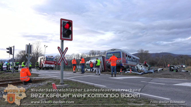 20240208 Sattelzug kollidiert mit Aspangbahn bei Traiskirchen Foto: Stefan Schneider BFKDO BADEN 20240208 Sattelzug kollidiert mit Aspangbahn bei Traiskirchen Foto: Stefan Schneider BFKDO BADEN