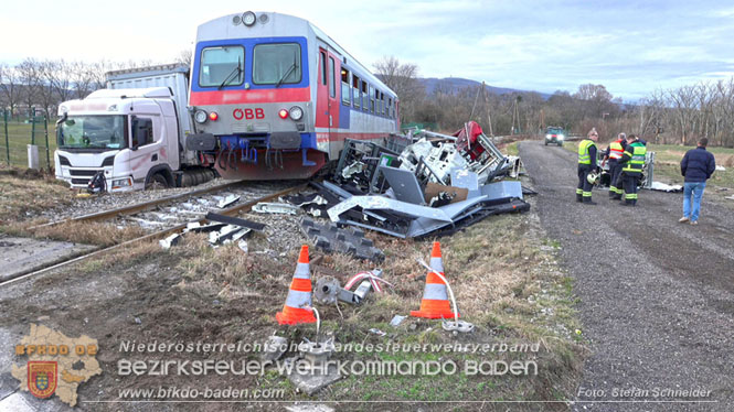 20240208 Sattelzug kollidiert mit Aspangbahn bei Traiskirchen Foto: Stefan Schneider BFKDO BADEN 20240208 Sattelzug kollidiert mit Aspangbahn bei Traiskirchen Foto: Stefan Schneider BFKDO BADEN