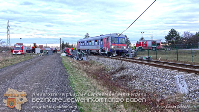 20240208 Sattelzug kollidiert mit Aspangbahn bei Traiskirchen Foto: Stefan Schneider BFKDO BADEN 20240208 Sattelzug kollidiert mit Aspangbahn bei Traiskirchen Foto: Stefan Schneider BFKDO BADEN