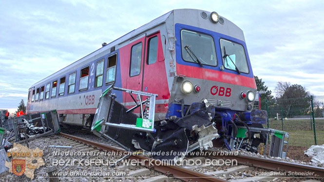 20240208 Sattelzug kollidiert mit Aspangbahn bei Traiskirchen Foto: Stefan Schneider BFKDO BADEN 20240208 Sattelzug kollidiert mit Aspangbahn bei Traiskirchen Foto: Stefan Schneider BFKDO BADEN