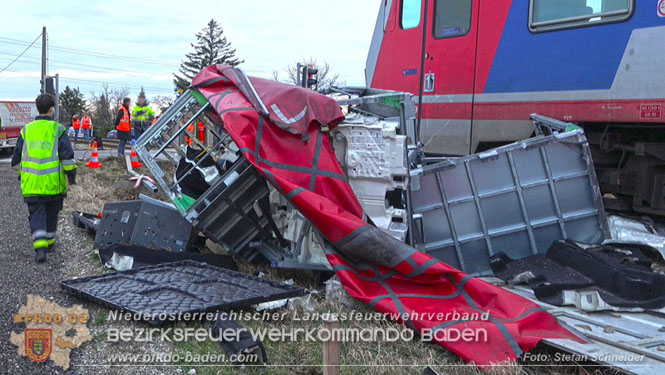 20240208 Sattelzug kollidiert mit Aspangbahn bei Traiskirchen Foto: Stefan Schneider BFKDO BADEN 20240208 Sattelzug kollidiert mit Aspangbahn bei Traiskirchen Foto: Stefan Schneider BFKDO BADEN