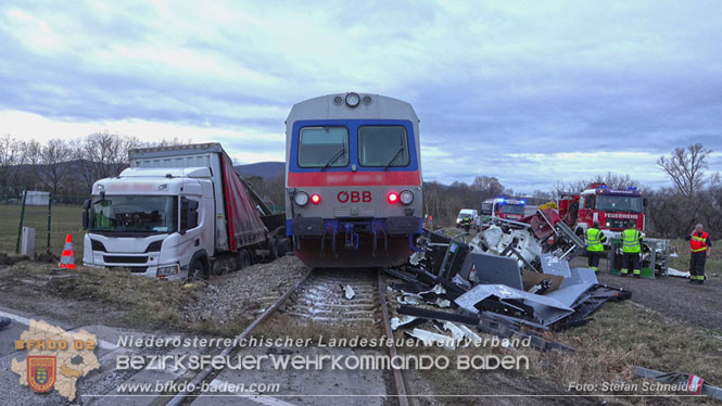 20240208 Sattelzug kollidiert mit Aspangbahn bei Traiskirchen Foto: Stefan Schneider BFKDO BADEN 20240208 Sattelzug kollidiert mit Aspangbahn bei Traiskirchen Foto: Stefan Schneider BFKDO BADEN