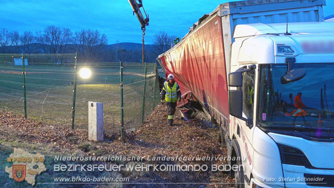 20240208 Sattelzug kollidiert mit Aspangbahn bei Traiskirchen Foto: Stefan Schneider BFKDO BADEN 20240208 Sattelzug kollidiert mit Aspangbahn bei Traiskirchen Foto: Stefan Schneider BFKDO BADEN