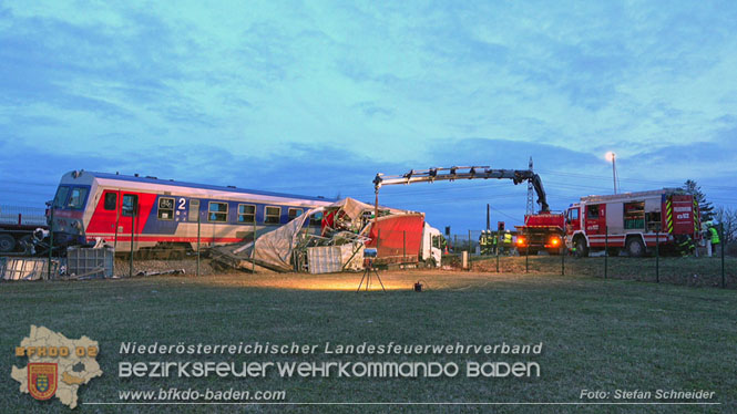 20240208 Sattelzug kollidiert mit Aspangbahn bei Traiskirchen Foto: Stefan Schneider BFKDO BADEN 20240208 Sattelzug kollidiert mit Aspangbahn bei Traiskirchen Foto: Stefan Schneider BFKDO BADEN