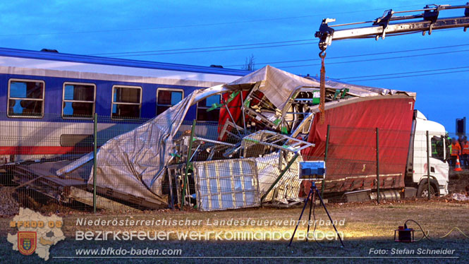 20240208 Sattelzug kollidiert mit Aspangbahn bei Traiskirchen Foto: Stefan Schneider BFKDO BADEN 20240208 Sattelzug kollidiert mit Aspangbahn bei Traiskirchen Foto: Stefan Schneider BFKDO BADEN