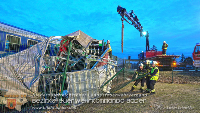 20240208 Sattelzug kollidiert mit Aspangbahn bei Traiskirchen Foto: Stefan Schneider BFKDO BADEN 20240208 Sattelzug kollidiert mit Aspangbahn bei Traiskirchen Foto: Stefan Schneider BFKDO BADEN