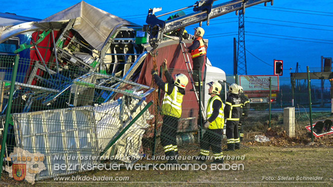20240208 Sattelzug kollidiert mit Aspangbahn bei Traiskirchen Foto: Stefan Schneider BFKDO BADEN 20240208 Sattelzug kollidiert mit Aspangbahn bei Traiskirchen Foto: Stefan Schneider BFKDO BADEN